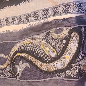 Beautiful appliquéd detailed scarf